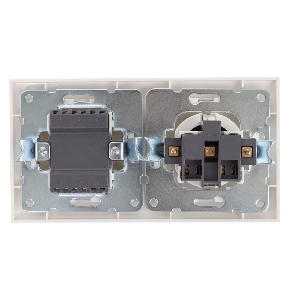 Schutzkontakt-Steckdose mit Wechselschalter, 16 A, 250 V, weiß.