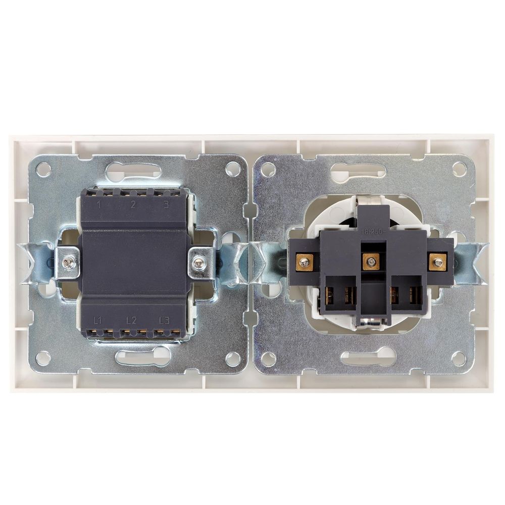 Schutzkontakt-Steckdose mit 3 Aus- Wechselschaltern, 16 A, 250 V, weiß.