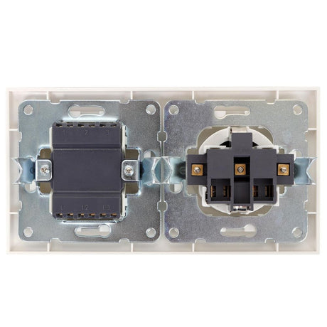 Schutzkontakt-Steckdose mit 3 Aus- Wechselschaltern, 16 A, 250 V, weiß.