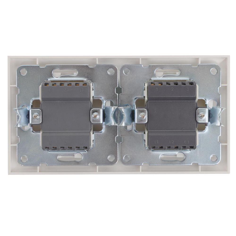 Wechselschalterkombination Zweifachwippe und Schalter, 10 A, 250 V, weiß.