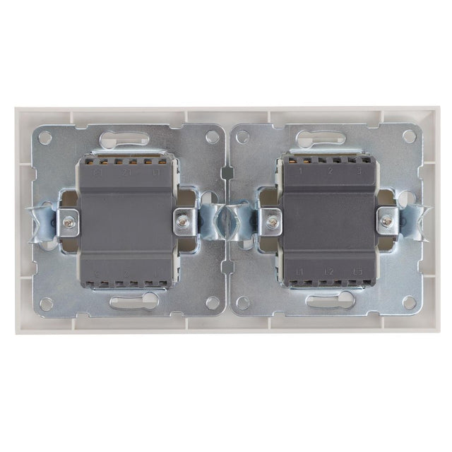 Wechselschalterkombination Zweifachwippe und Schalter, 10 A, 250 V, weiß.