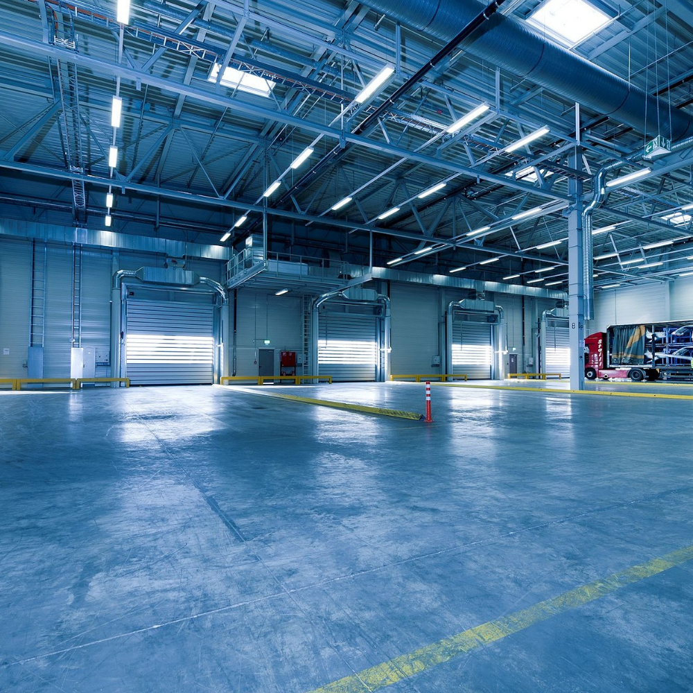 LED-Hallenleuchte, linear, 100 W, 10000 lm, 4000 K (neutralweiß), IP65, schwarz.