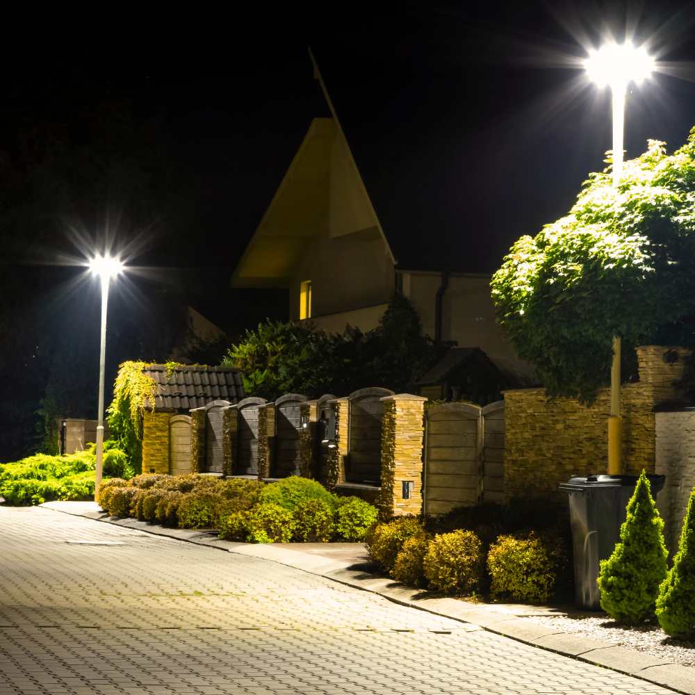 LED Straßenleuchte, rund, 90 W, 9000 lm, 3000 K (warmweiß), IP65, Parkanlage.