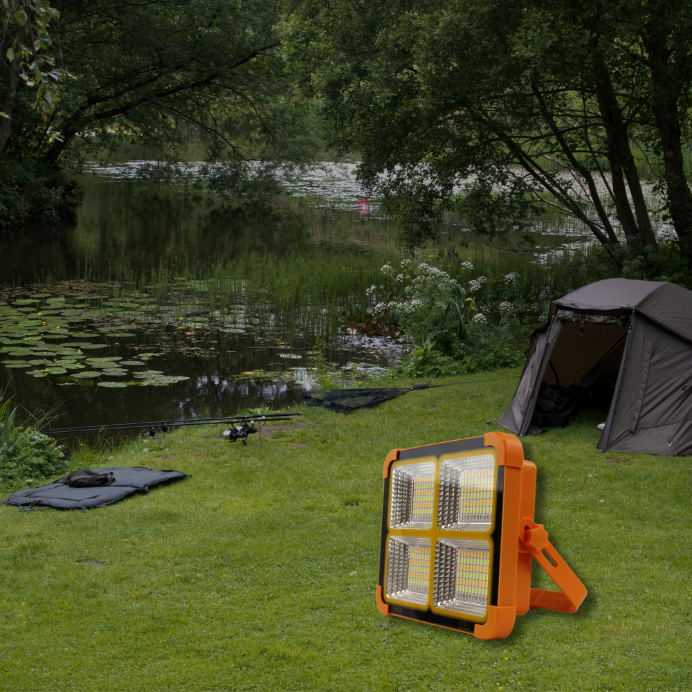 Solar Baustrahler mit Akku, CCT, 6 Std.Leuchtzeit, USB In- & Output, IP65, Magnet- & Hängefunktion.