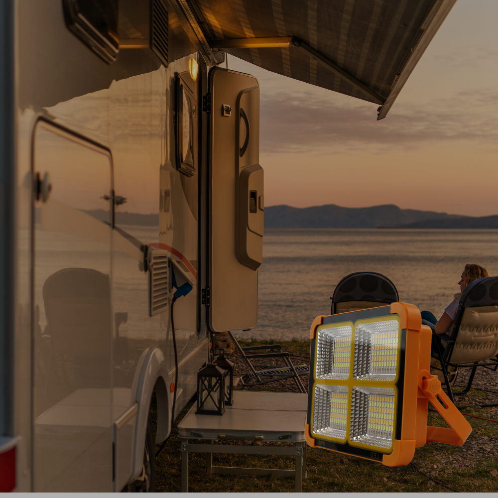 Solar Baustrahler mit Akku, CCT, 6 Std.Leuchtzeit, USB In- & Output, IP65, Magnet- & Hängefunktion.