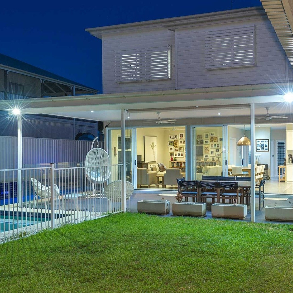 RGB LED-Fluter, 50 W, schwarz, IP65, mit Fernbedienung, RGBW-Farbwechsel.