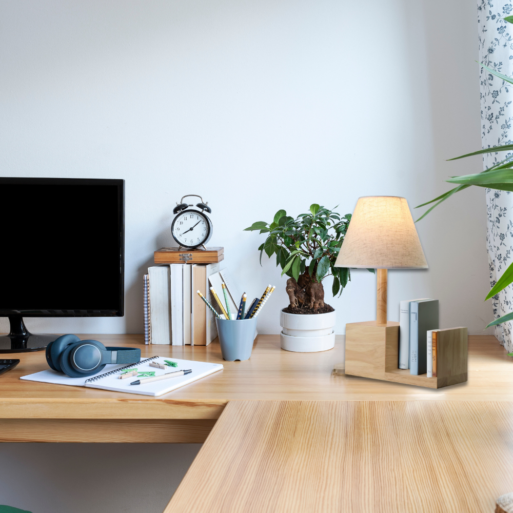 Tischleuchte aus Holz mit praktische Bücherablage und Stoffschirm.