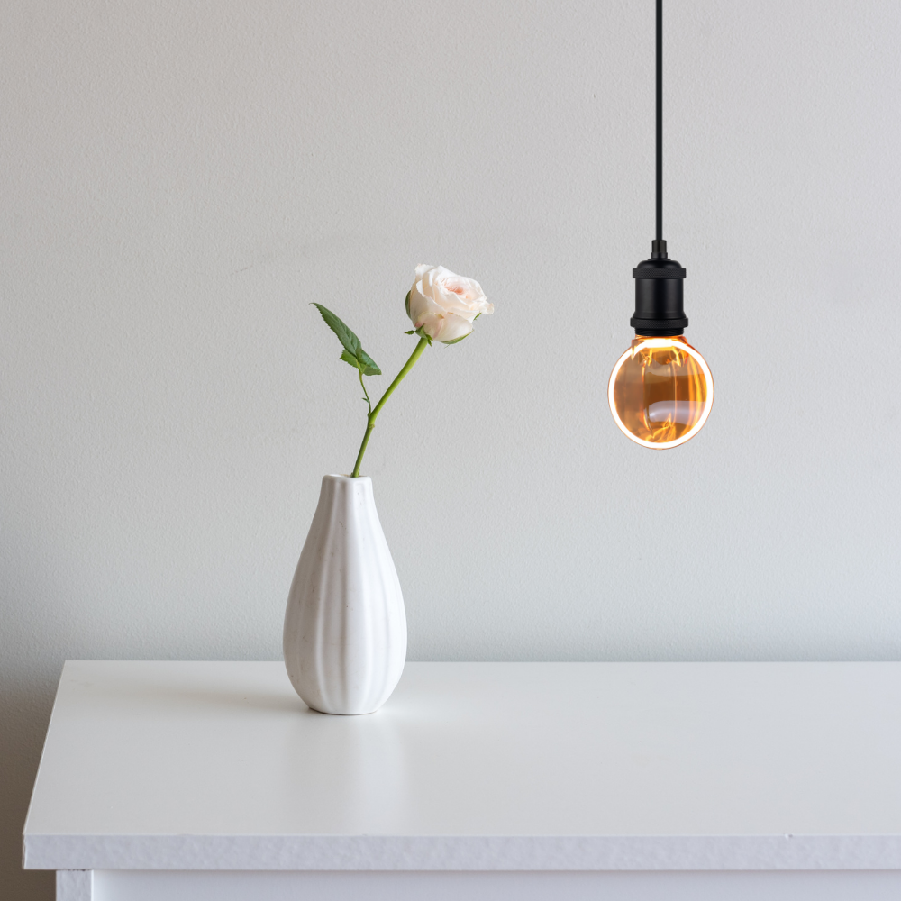 LED Filament Leuchtmittel CIRCLE Amber, inkl schwarzer E27-Fassung mit Textilkabel 1,5m, 4W, 200lm, 1800K, dimmbar.