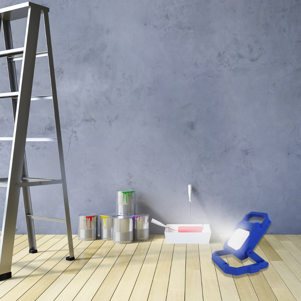 LED Baustrahler mit Akku, faltbar, 6 W, 800 lm, 4000 K (neutralweiß), IP54, 7 Stunden Lichtzeit, USB In- und Output, flexible Arbeitsleuchte.