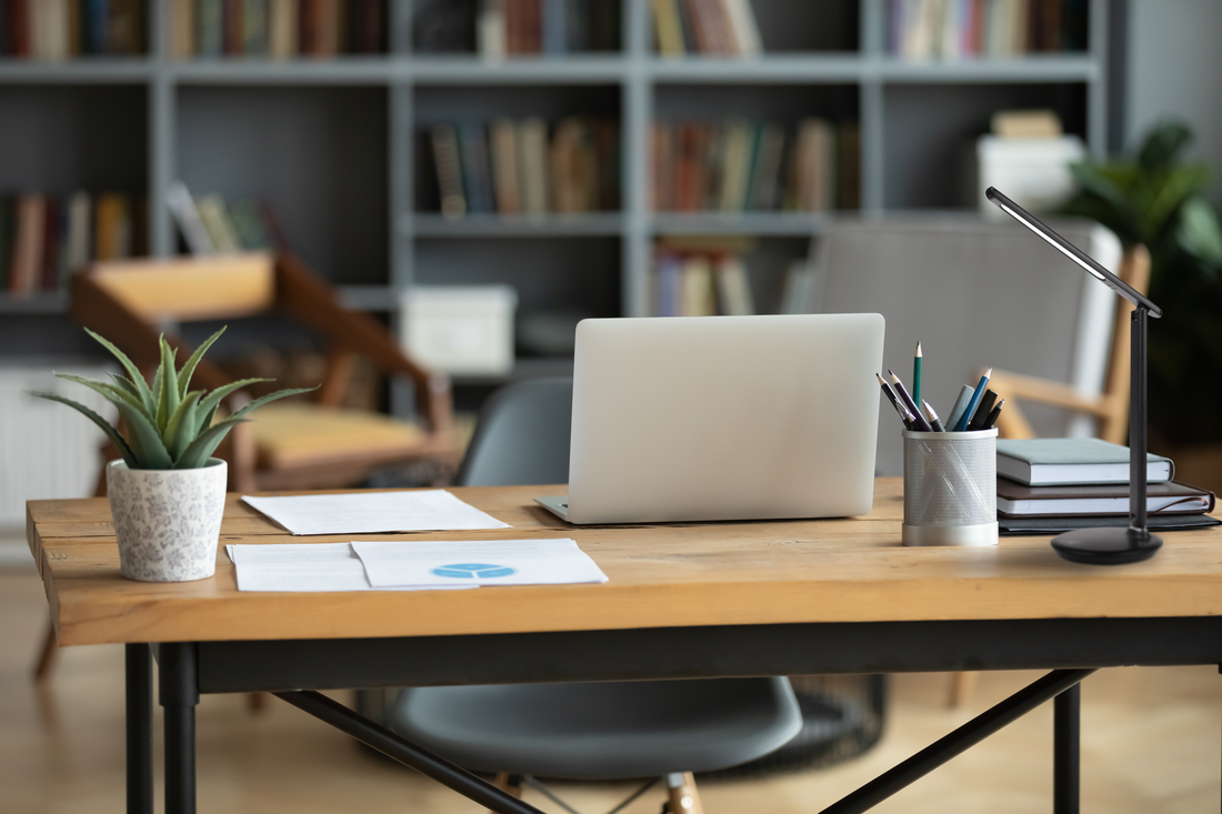 LED-Tischlampe, schwarz, mit Dimm- und CCT-Funktion, 9 W Leistung.