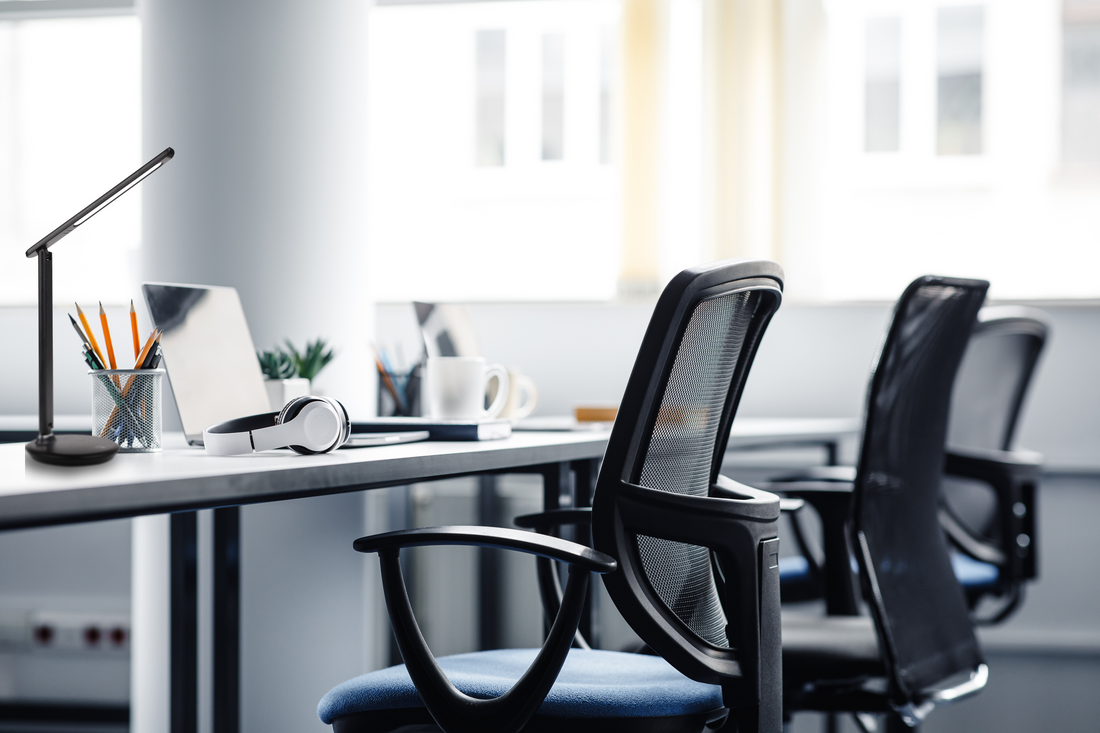 LED-Tischlampe, schwarz, mit Dimm- und CCT-Funktion, 9 W Leistung.