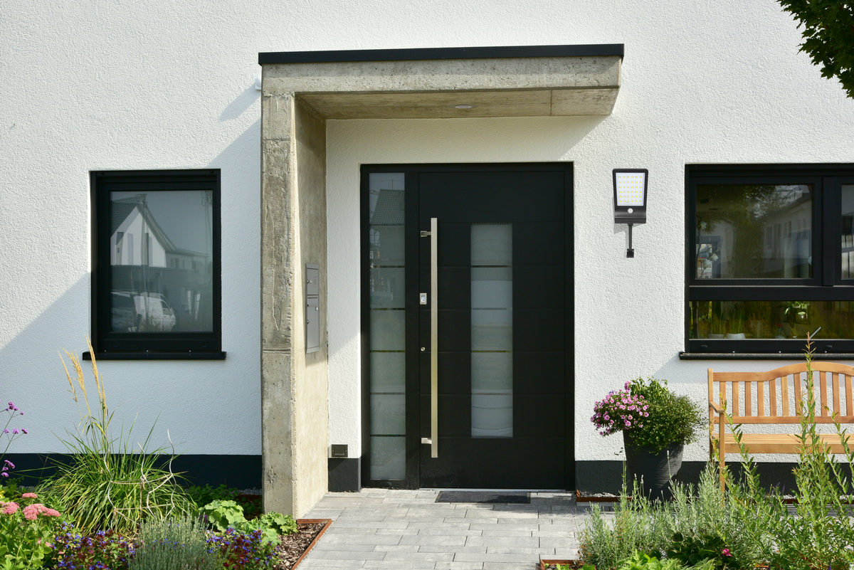 Solar-Wandleuchte mit PIR-Sensor, 8 Stunden Lichtzeit, IP44-geschützt und in kaltweiß.