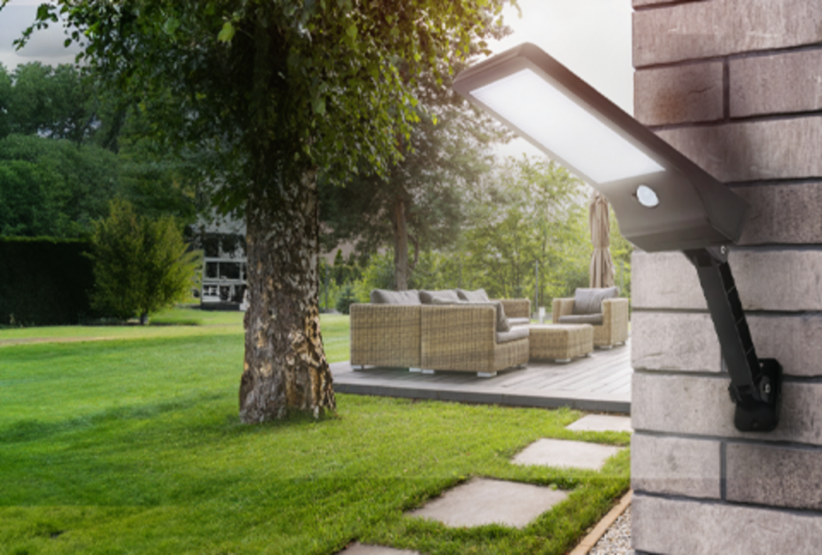 Solar-Wandleuchte mit PIR-Sensor, 8 Stunden Lichtzeit, IP44-geschützt und in kaltweiß.