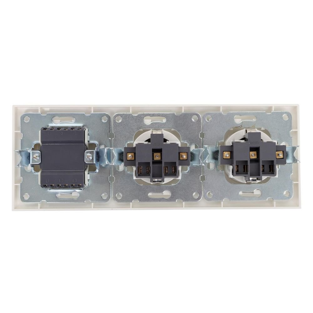 2 x Schutzkontakt-Steckdosen mit 3 x Aus- Wechselschaltern, 16 A, 250 V, weiß.