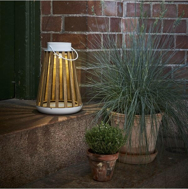 Dekorative LED Solar-Laterne "Catania" aus Holz und Metall.