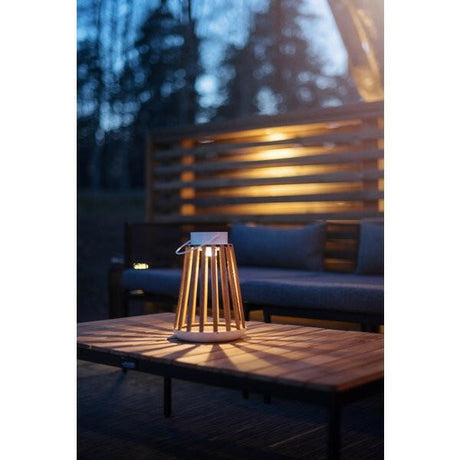 Dekorative LED Solar-Laterne "Catania" aus Holz und Metall.