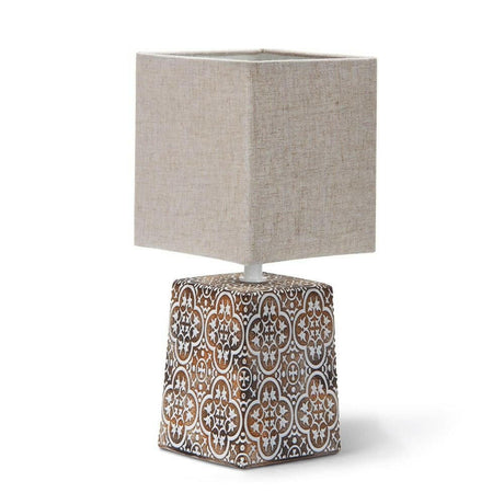 Dekorative Tischlampe aus Keramik mit Ornamenten und eckigen Stoffschirm.