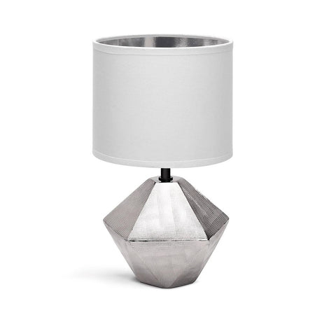 Edle silberfarbene Tischlampe aus Keramik mit 6-eckigem Fuss und weißem Stoffschirm.