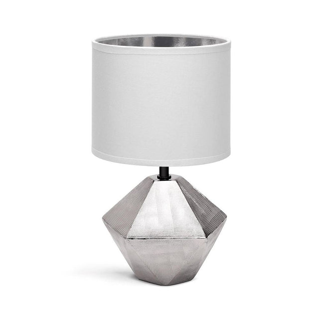 Edle silberfarbene Tischlampe aus Keramik mit 6-eckigem Fuss und weißem Stoffschirm.