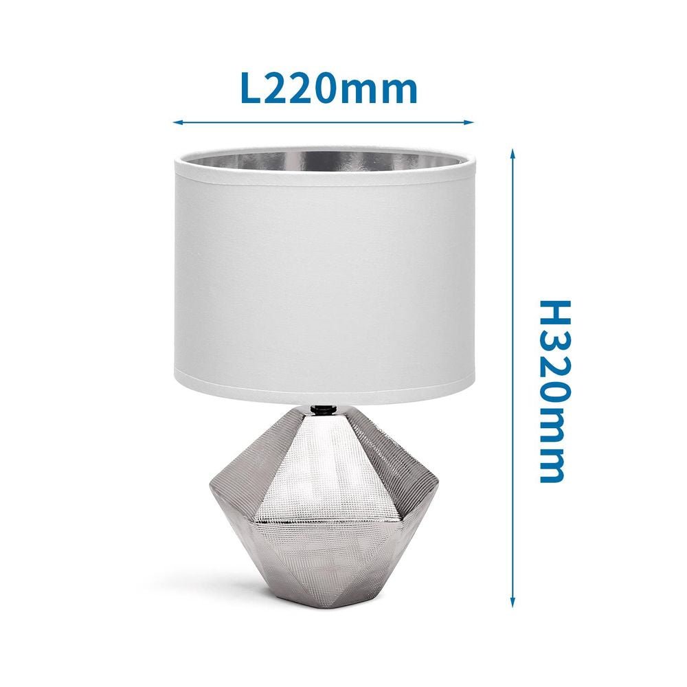 Edle silberfarbene Tischlampe aus Keramik mit 6-eckigem Fuss und weißem Stoffschirm.