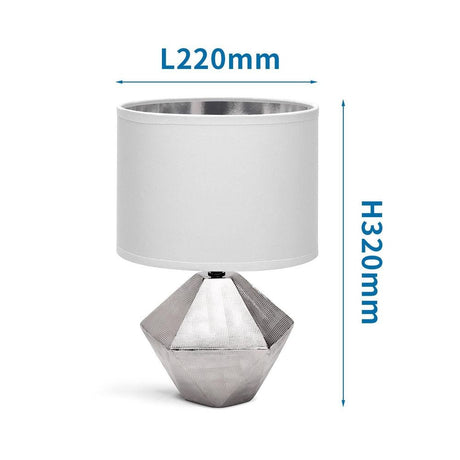 Edle silberfarbene Tischlampe aus Keramik mit 6-eckigem Fuss und weißem Stoffschirm.