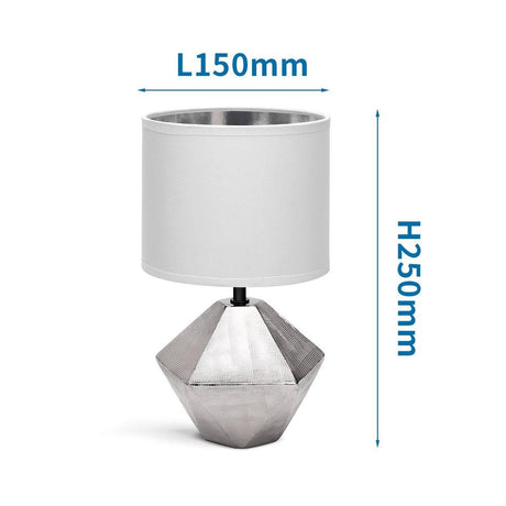 Edle silberfarbene Tischlampe aus Keramik mit 6-eckigem Fuss und weißem Stoffschirm.