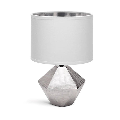 Edle silberfarbene Tischlampe aus Keramik mit 6-eckigem Fuss und weißem Stoffschirm.
