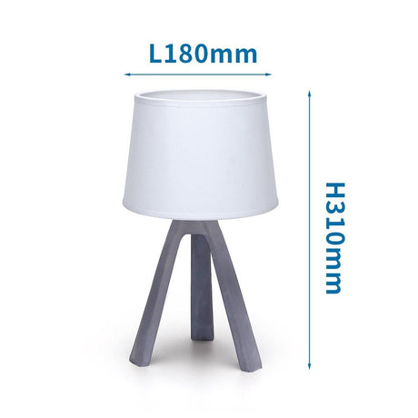 Exklusive Harzdekor-Tischlampe mit grauem Lampenfuß und weißem Stoffschirm.
