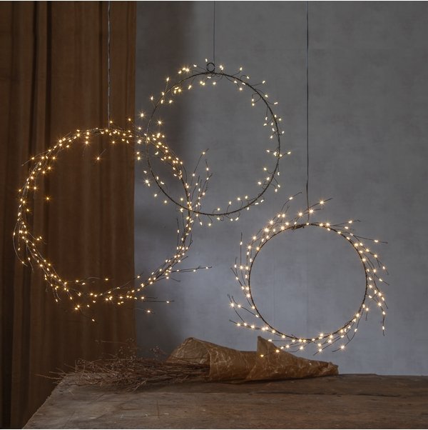 Hängender dekorativer Weihnachtskranz in warmweiß.