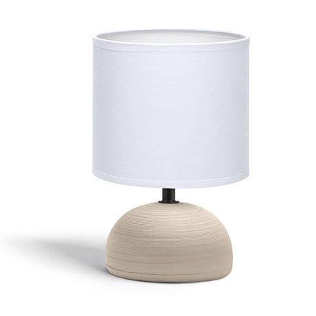 Klassische braune Tischlampe aus Keramik mit weißem Stoffschirm.