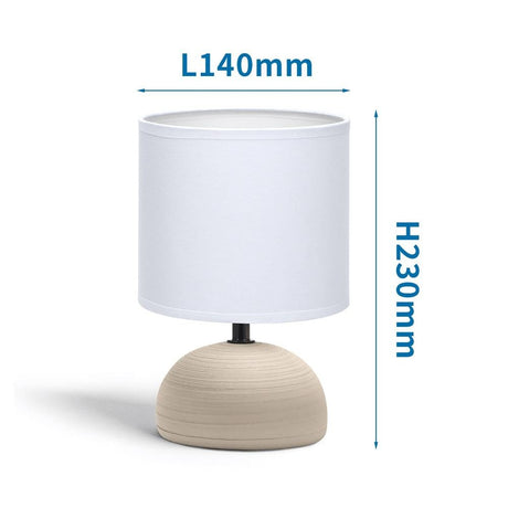 Klassische braune Tischlampe aus Keramik mit weißem Stoffschirm.