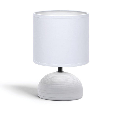 Klassische graue Tischlampe aus Keramik mit weißem Stoffschirm.