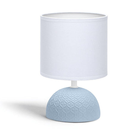 Klassische hellblaue Tischlampe aus Keramik mit weißem Stoffschirm.
