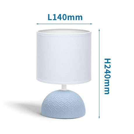 Klassische hellblaue Tischlampe aus Keramik mit weißem Stoffschirm.