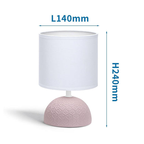 Klassische rosafarbene Tischlampe aus Keramik mit weißem Stoffschirm.