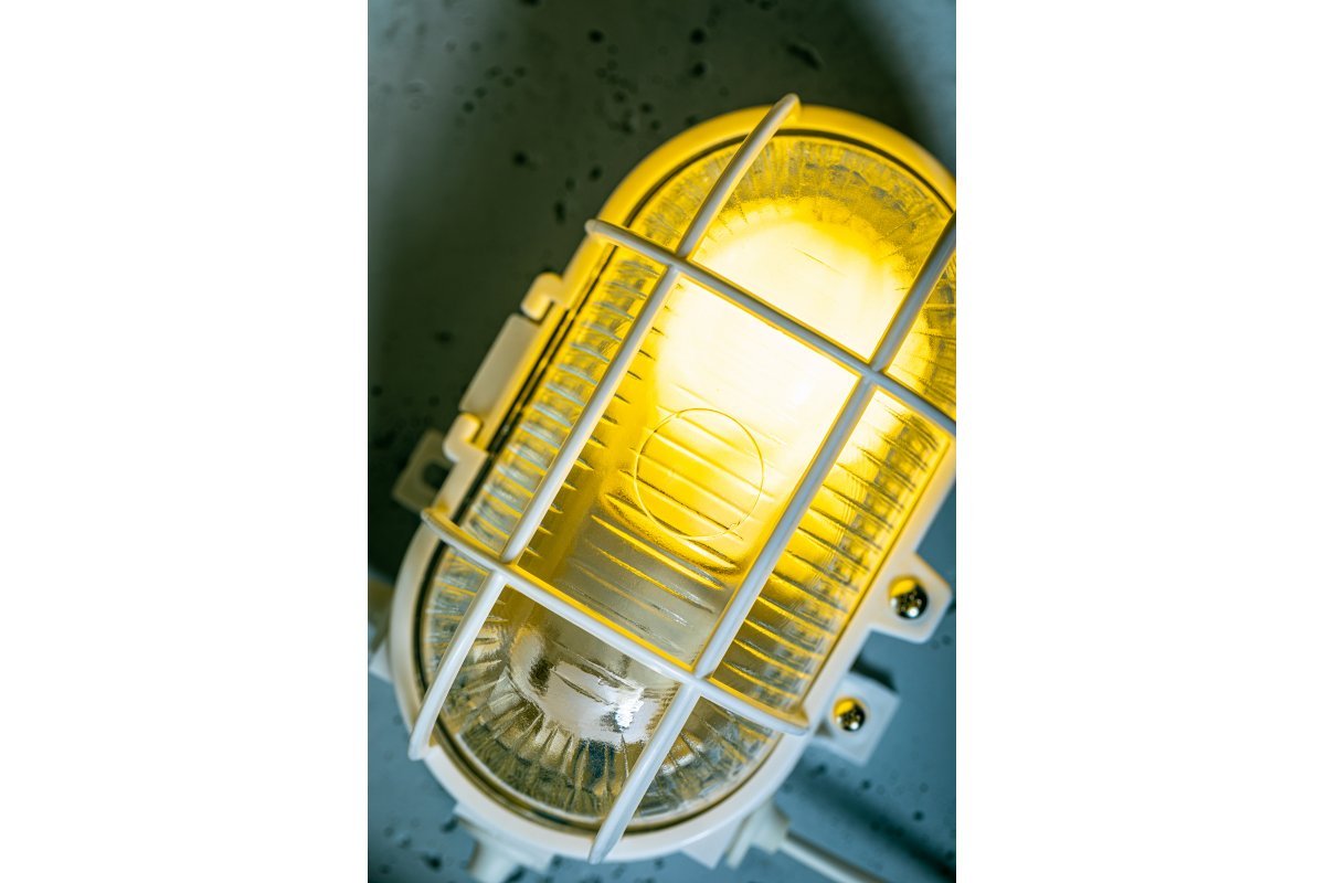 LED Aufbau Deckenleuchte, Kellerleuchte, E27, max. 40W, IP44, Kunststoffgitter, weiß.
