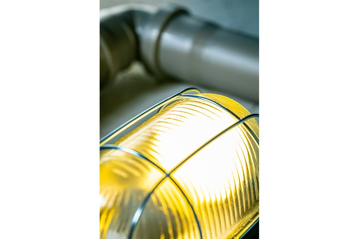 LED Aufbau Deckenleuchte, Kellerleuchte, E27, max. 40W, IP54, Metallgitter, schwarz.