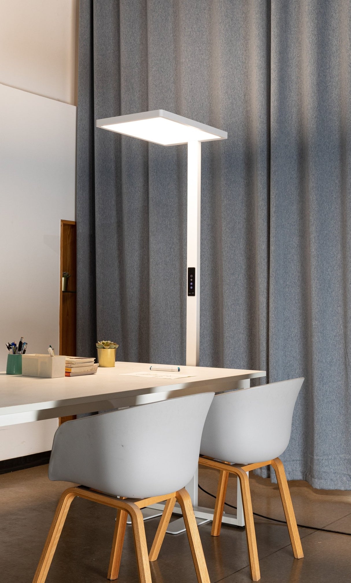 LED Büro-Stehleuchte Up&Down mit Sensor, 110W, 10.500lm, 4000K, UGR<16, CRI>98, dimmbar.