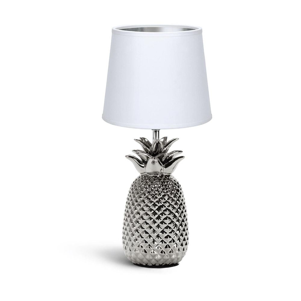 Moderne silberfarbene Tischlampe in Ananas-Optik mit weißem Stoffschirm.