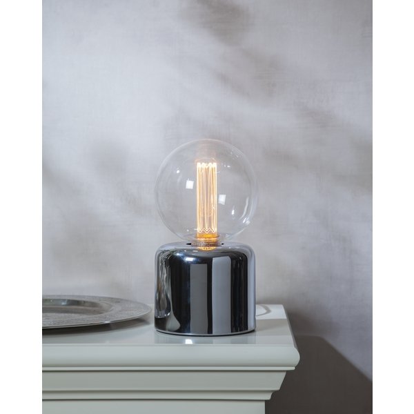 Schlichte Tischleuchte in chromoptik.