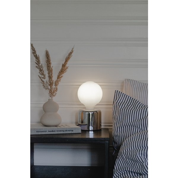 Schlichte Tischleuchte in chromoptik.