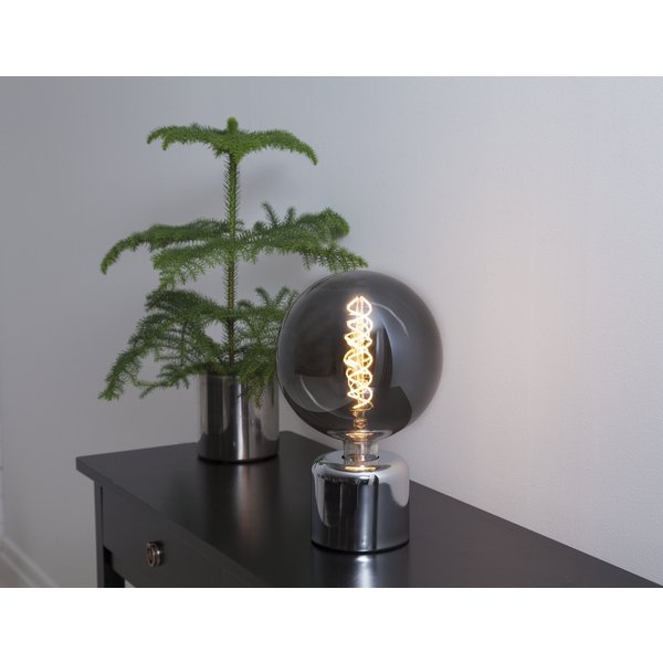 Schlichte Tischleuchte in chromoptik.
