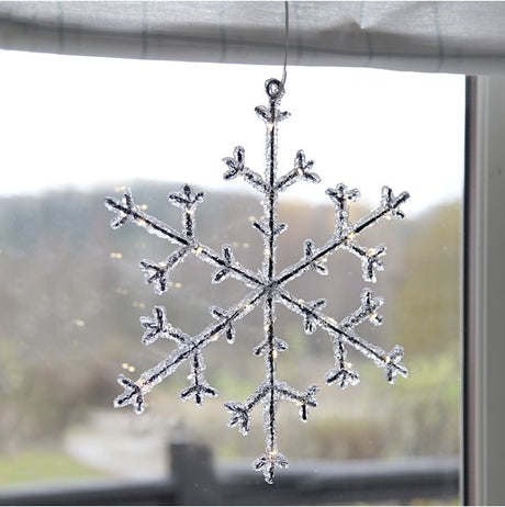 Schöne dekorative Schneeflocke in warmweiß, 3 x AA Batterie, 27 cm Durchmesser.