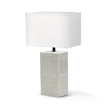 Stilsichere Tischlampe aus Keramik mit  weißem orientalischem Muster und eckigen Stoffschirm.