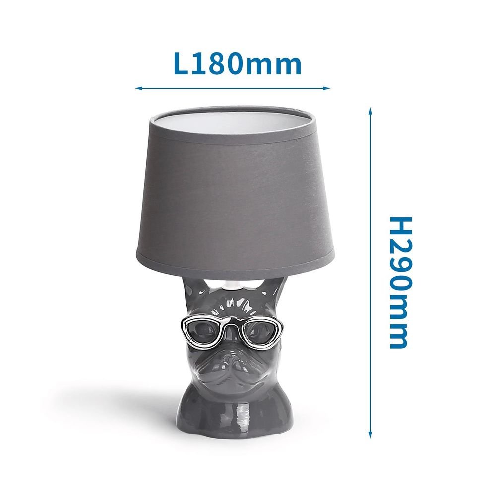 Stylische Tischlampe mit grauer Bulldogge aus Keramik und grauem Stoffschirm.