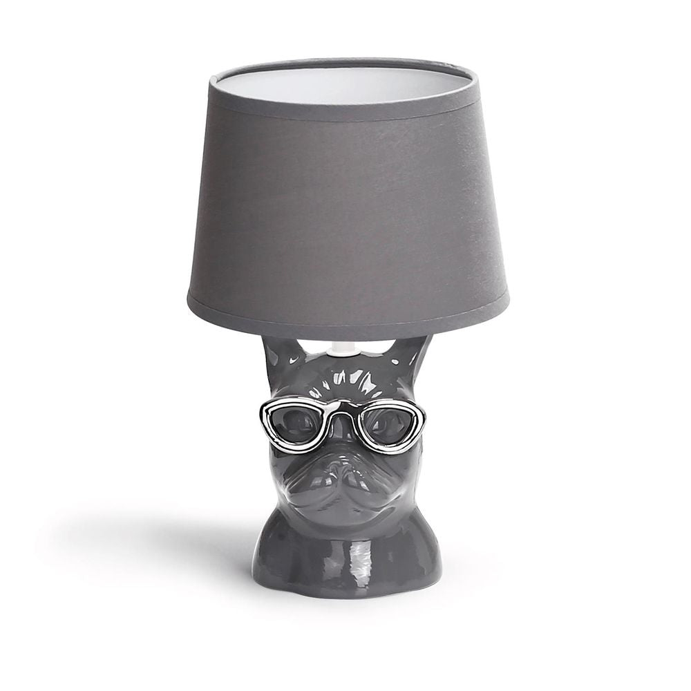Stylische Tischlampe mit grauer Bulldogge aus Keramik und grauem Stoffschirm.