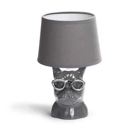 Stylische Tischlampe mit grauer Bulldogge aus Keramik und grauem Stoffschirm.