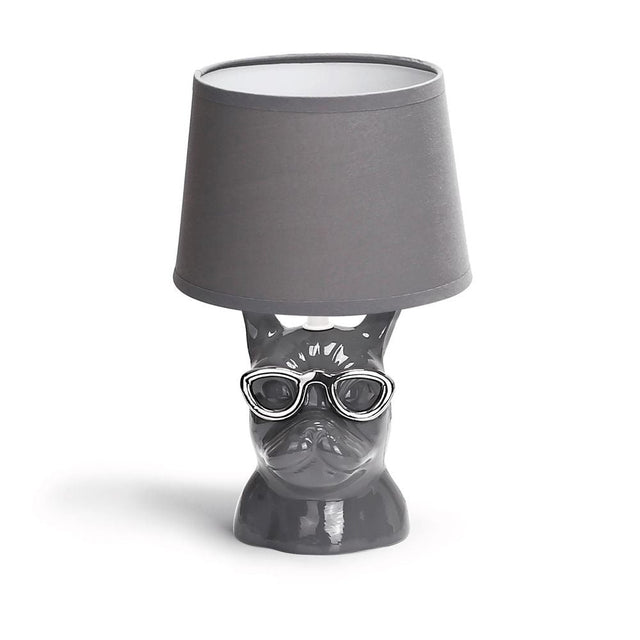 Stylische Tischlampe mit grauer Bulldogge aus Keramik und grauem Stoffschirm.