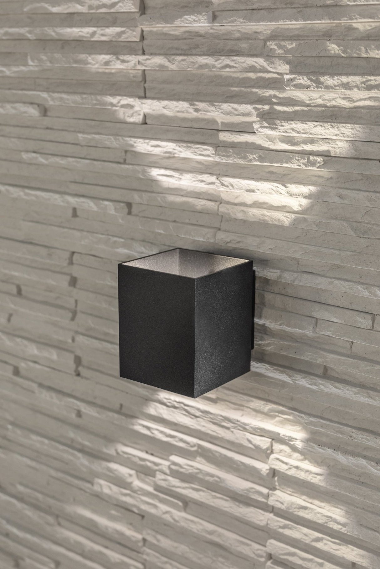 Wandleuchte für G9-Leuchtmittel, schwarz, quadratisch.