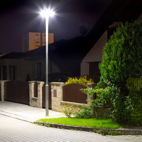 LED Straßenleuchte, rund, 60 W, 6000 lm, 3000 K (warmweiß), IP65, Parkanlage.